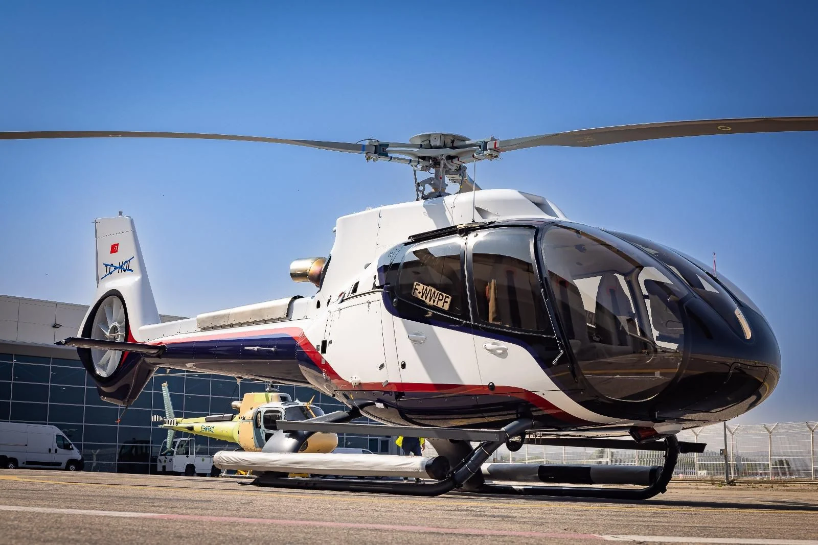 Airbus H130 helikopter yan görünüm