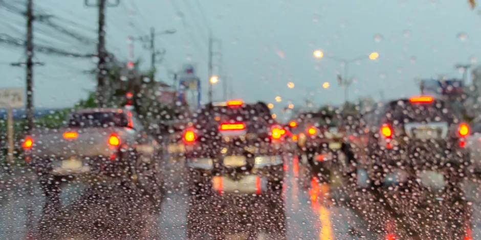 Blogbeitrag: Fahrtechniken bei Regenwetter: 9 Goldene Regeln