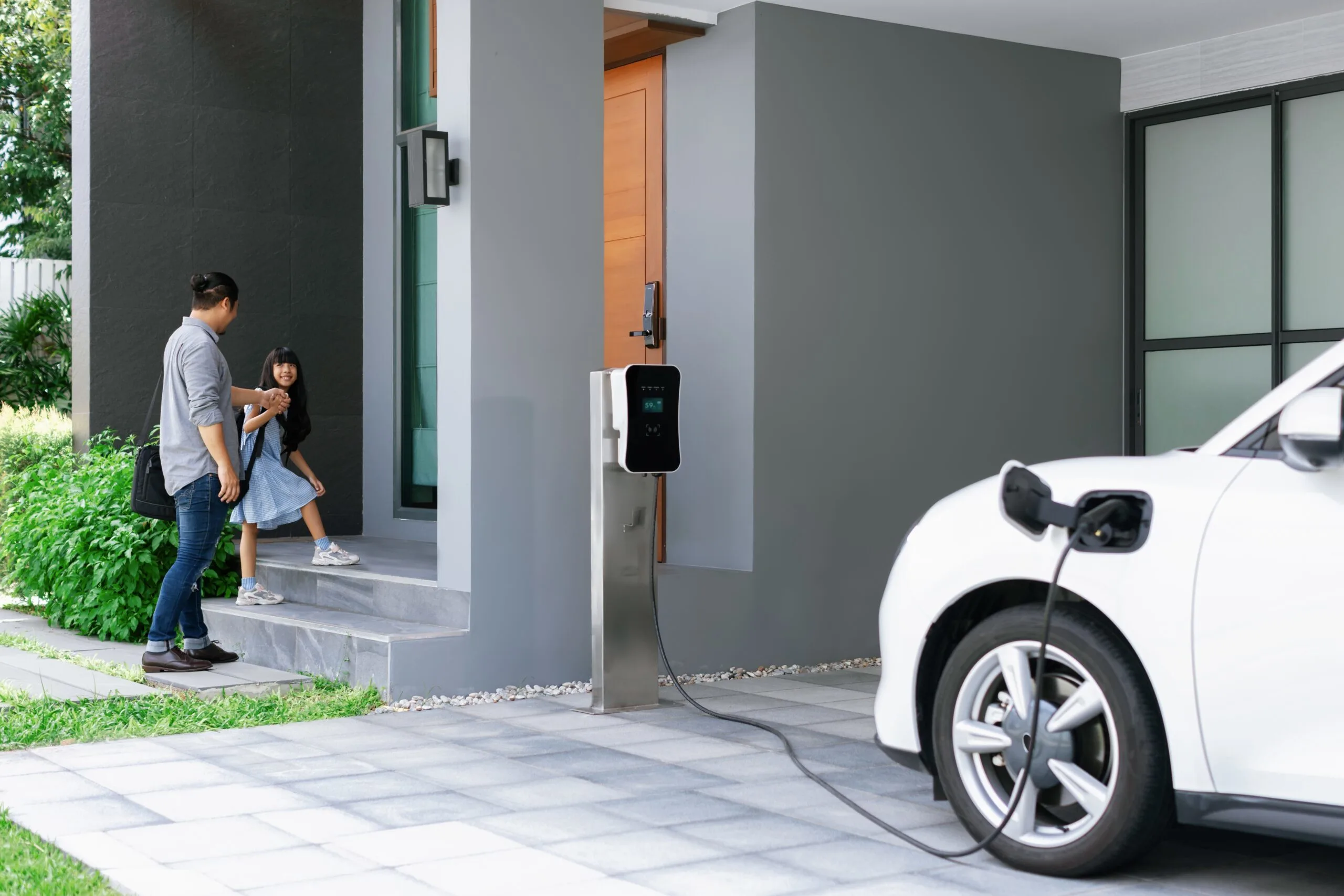 Modernes Elektrofahrzeug und Heim-Wallbox-Ladestation
