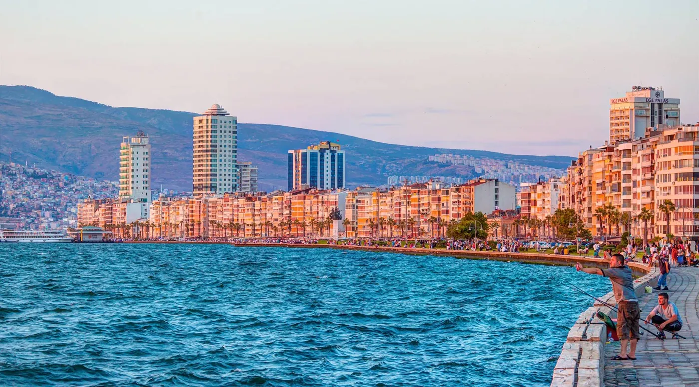 İzmir Kordon Boyu Çimlerde İnsanlar ve Deniz Manzarası