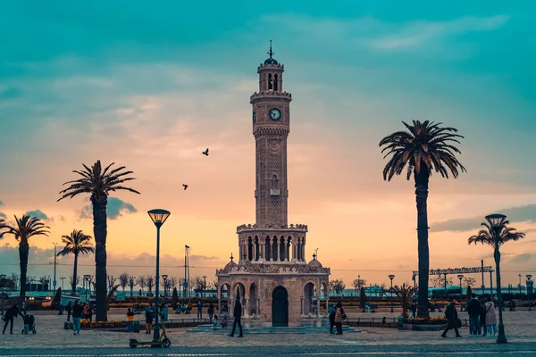 İzmir Konak Meydanı Saat Kulesi ve Güvercinler