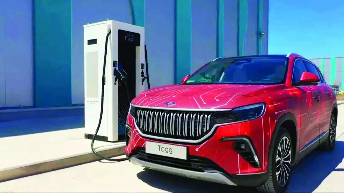 Modern Elektrikli Araç Şarj İstasyonu ve Yerli Togg T10X