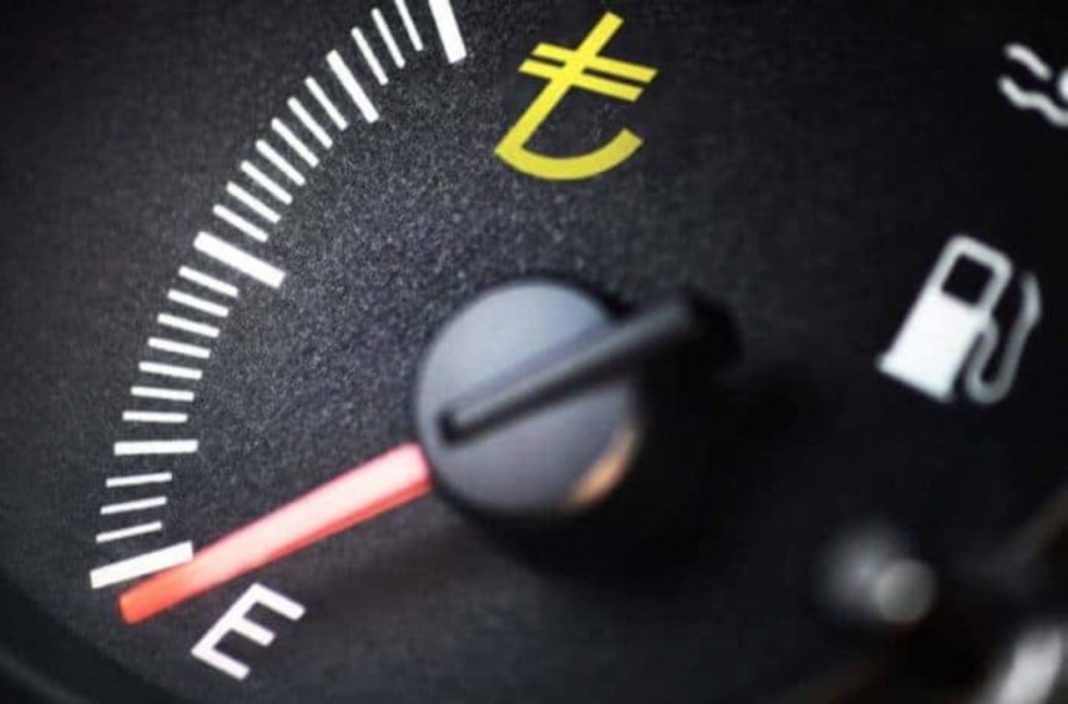 Vergleich der jährlichen Kraftstoffeinsparungen von Elektro- und Benzinfahrzeugen