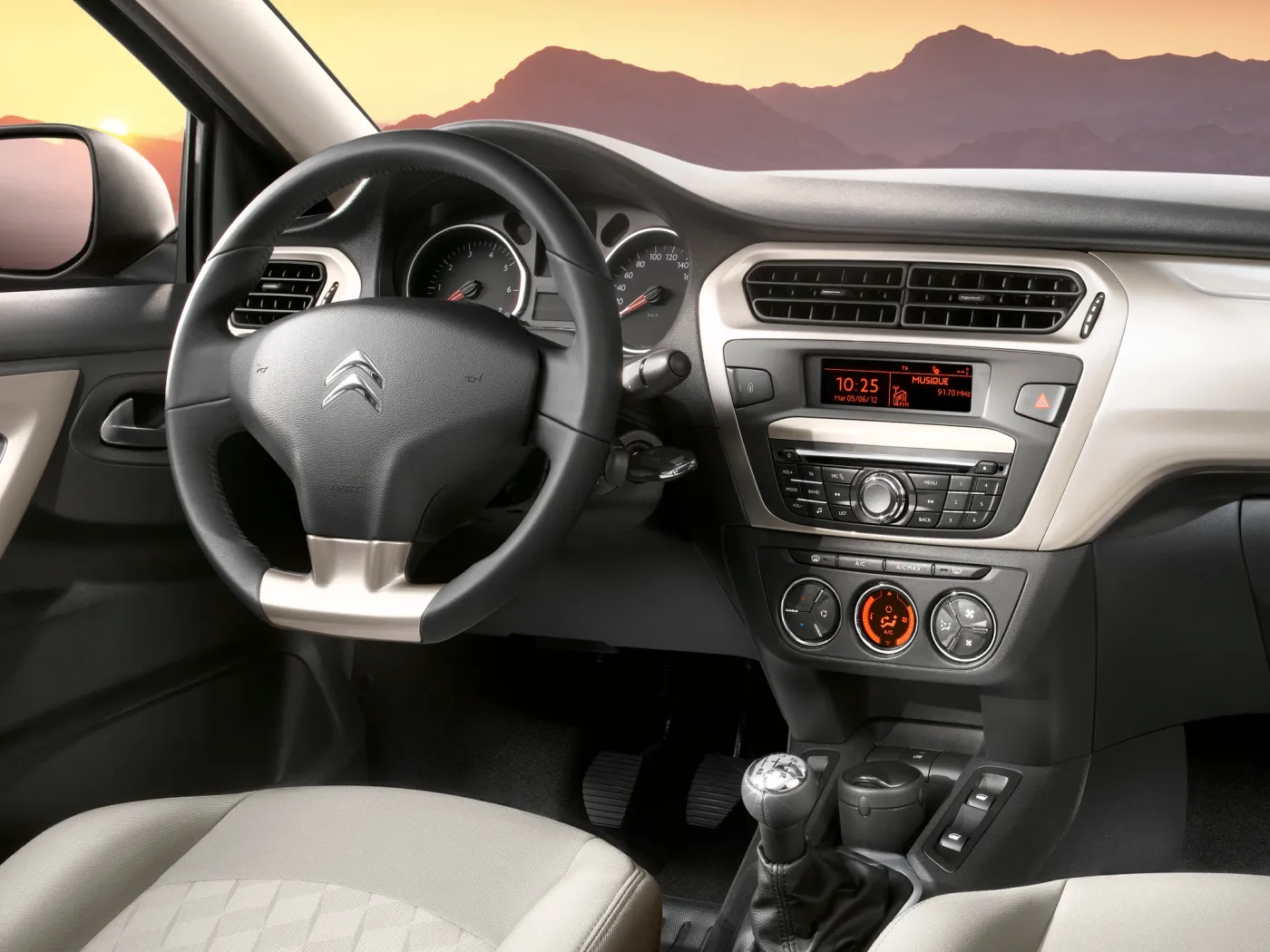 Citroen C-Elysee iç mekan görseli